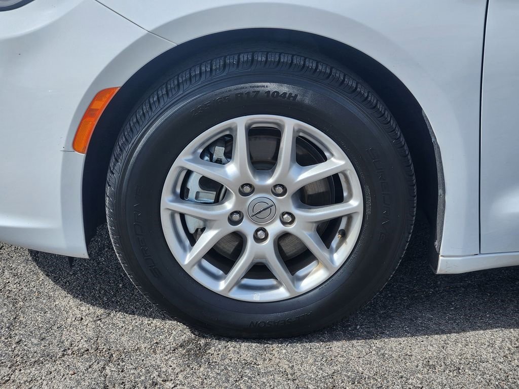 Used 2024 Chrysler Pacifica Touring-L image 13