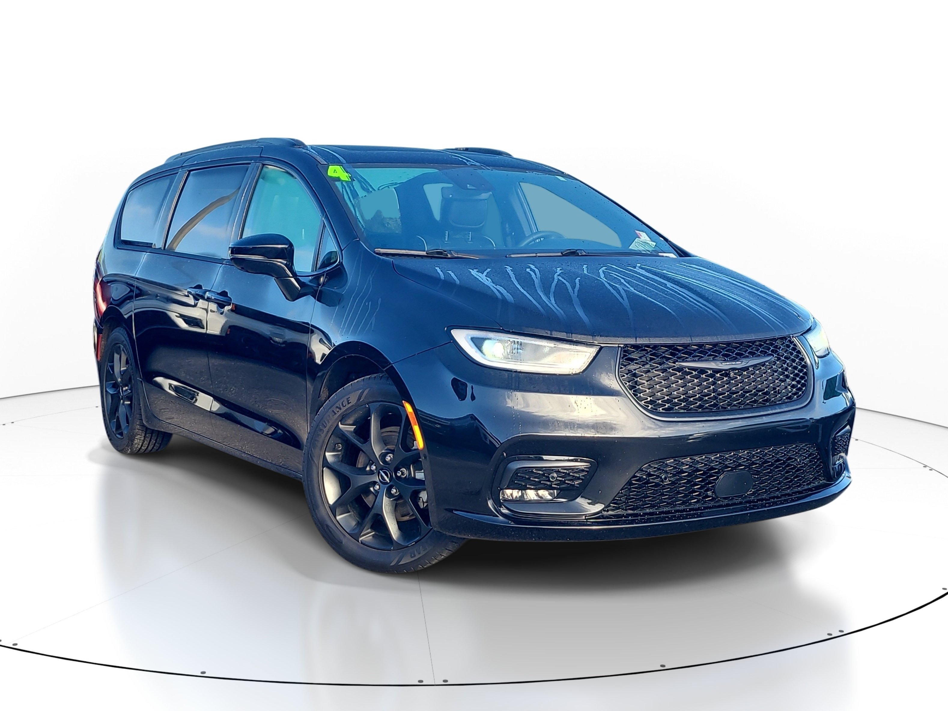 Used 2024 Chrysler Pacifica Limited w/ Uconnect Theater Family Group FWD image 1