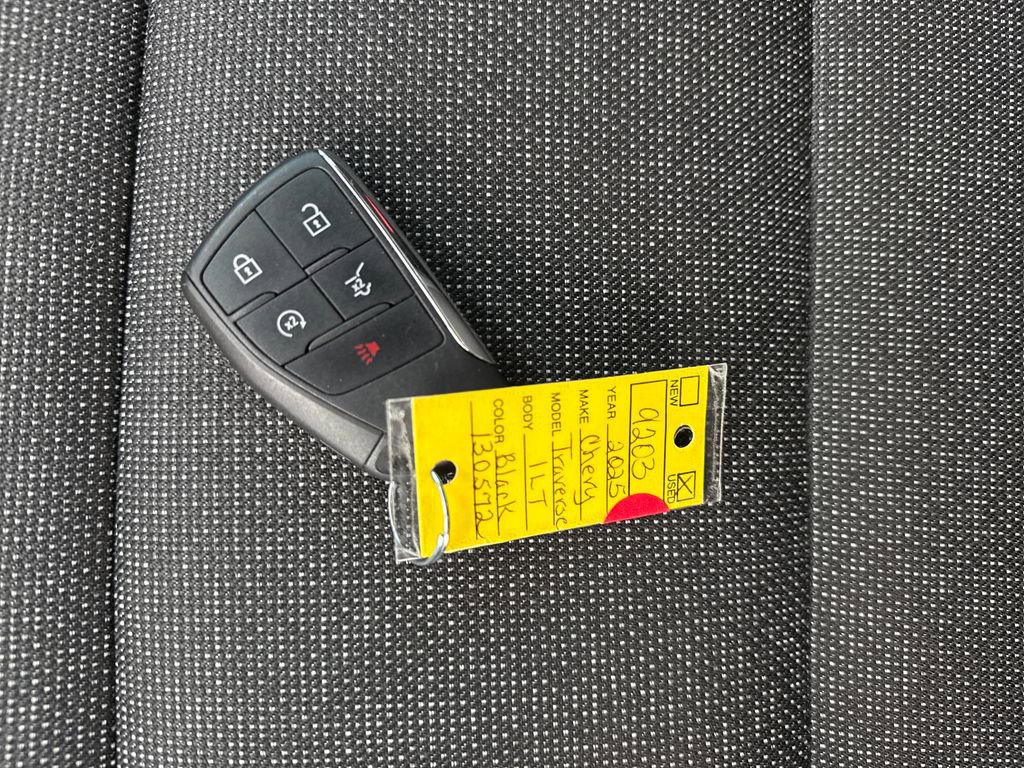 Used 2025 Chevrolet Traverse LT image 32