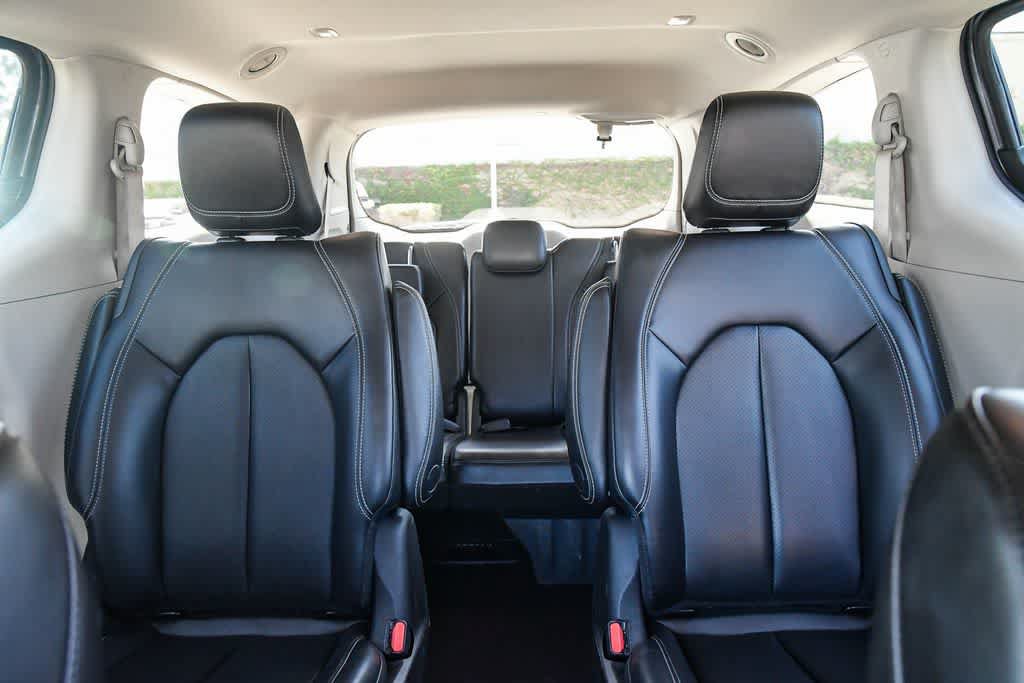 Used 2023 Chrysler Pacifica Touring-L FWD image 17