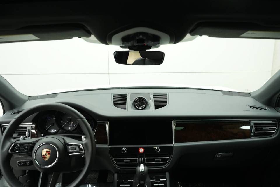 Certified 2025 Porsche Macan AWD/4WD image 16