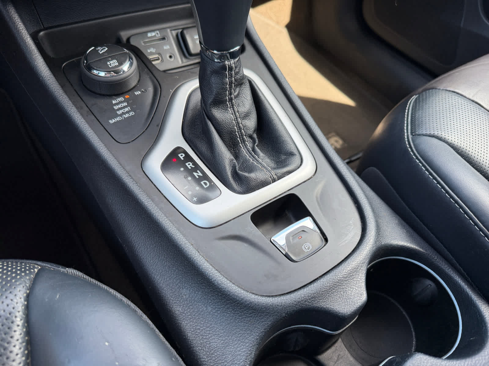 Used 2015 Jeep Cherokee Limited w/ Luxury Group AWD/4WD image 51