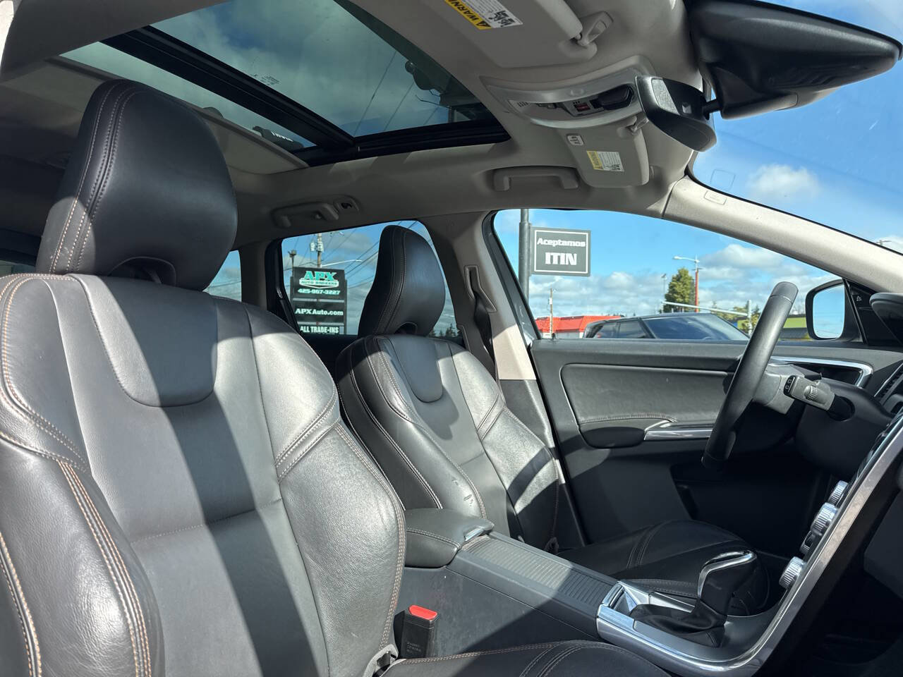 Used 2017 Volvo XC60 T5 Dynamic w/ Preferred Option Package image 16