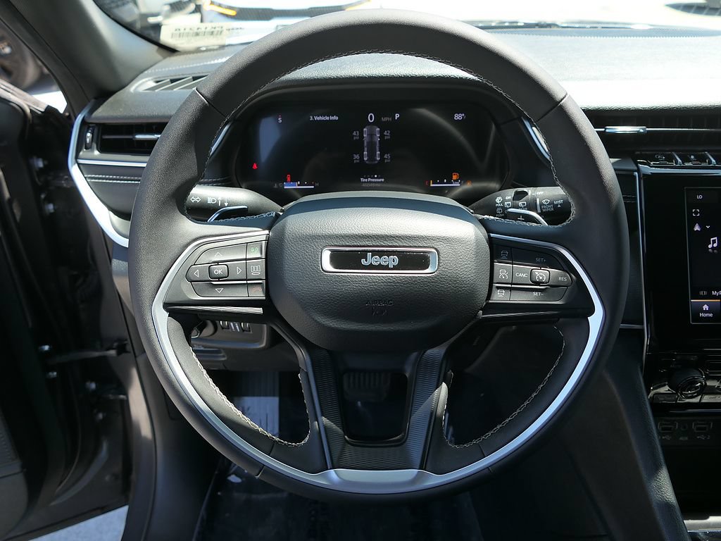 Used 2025 Jeep Grand Cherokee Laredo RWD image 17
