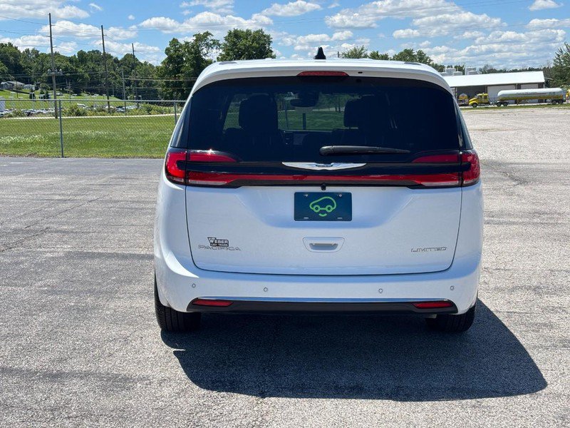 Used 2026 Chrysler Pacifica Limited FWD image 4