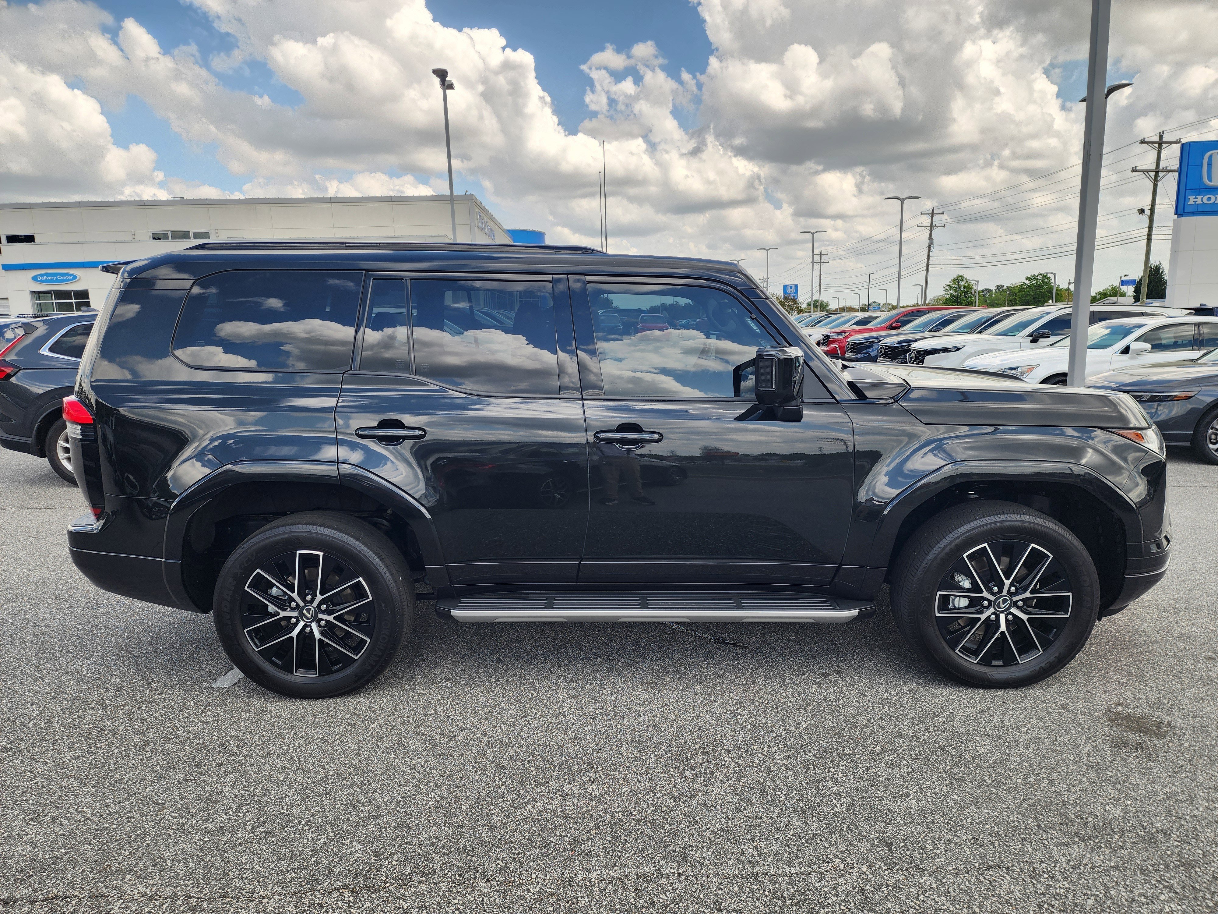 Used 2024 Lexus GX 550 w/ Accessory Package (2T) AWD/4WD image 3