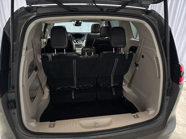 Used 2023 Chrysler Pacifica Touring-L image 32