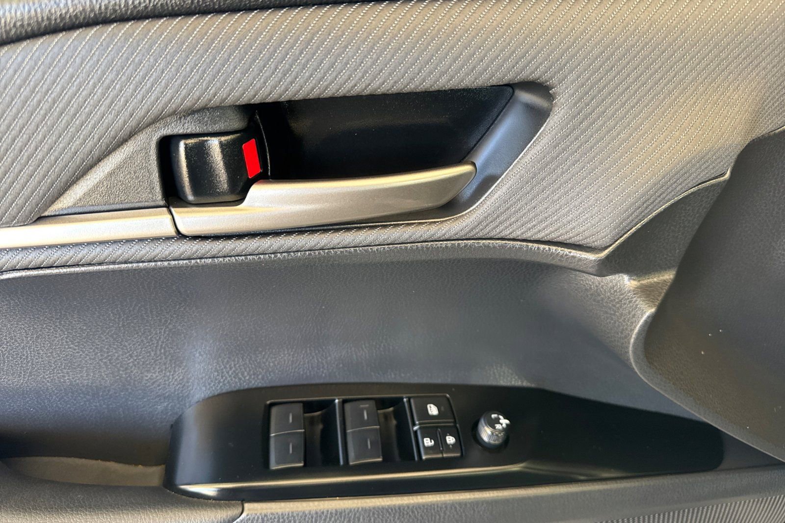 Used 2025 Toyota Camry SE w/ Convenience Package FWD image 11