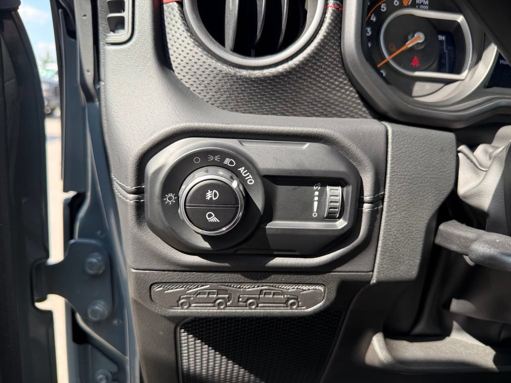 Used 2025 Jeep Gladiator Rubicon AWD/4WD image 7