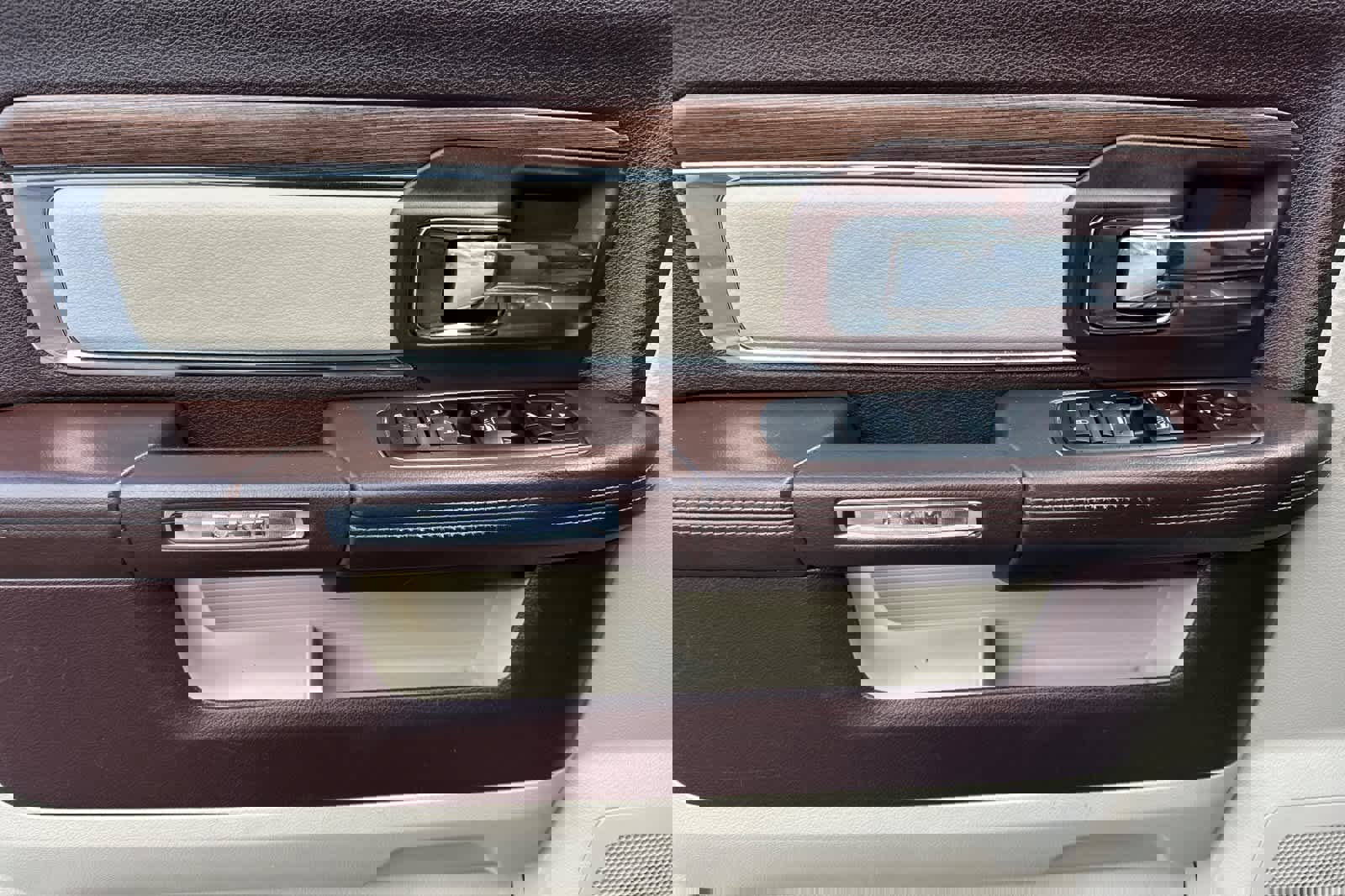 Used 2014 RAM 1500 Laramie w/ Convenience Group AWD/4WD image 12