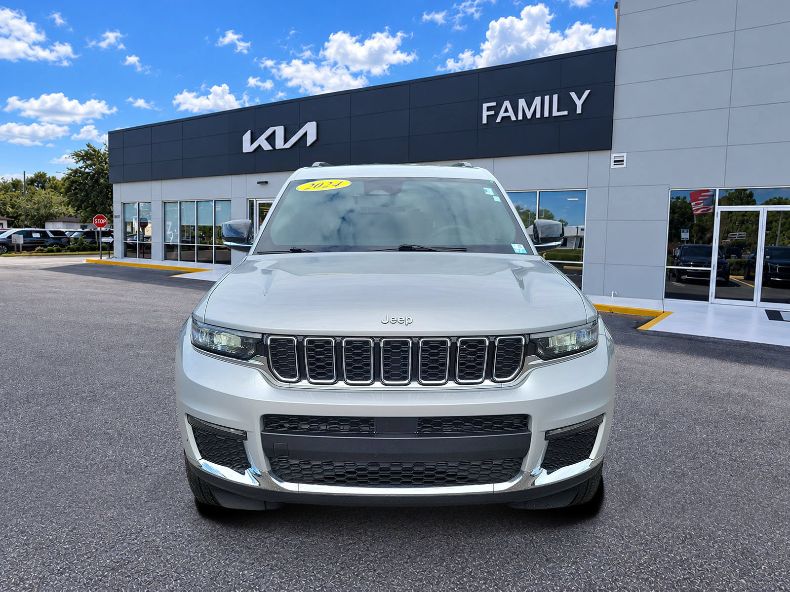 Used 2024 Jeep Grand Cherokee L Limited RWD image 2