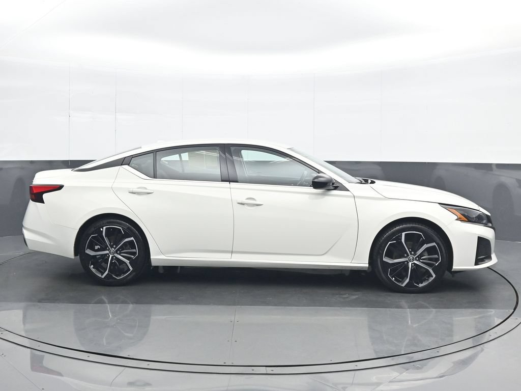 Used 2025 Nissan Altima 2.5 SR FWD image 7