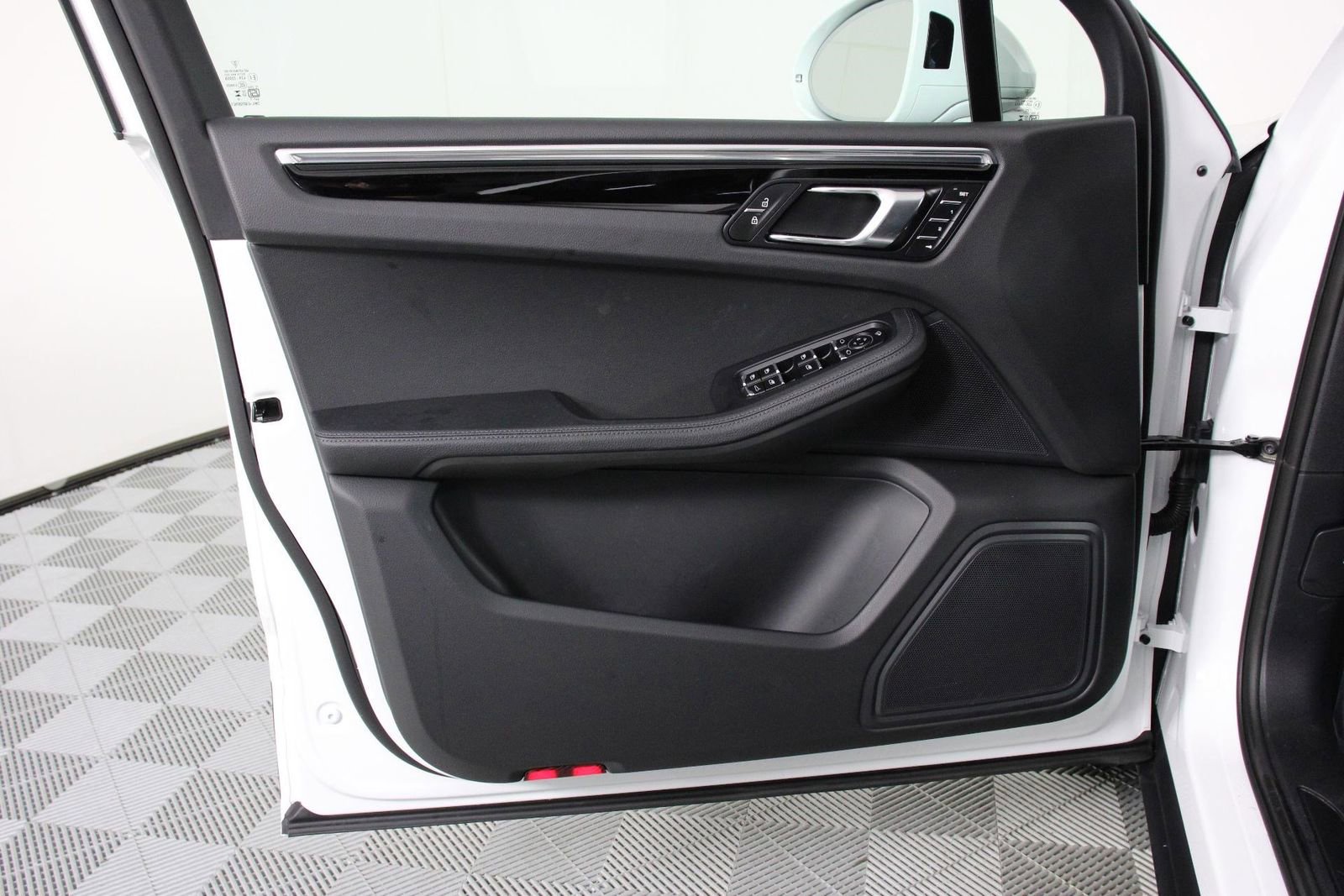 Certified 2025 Porsche Macan image 20