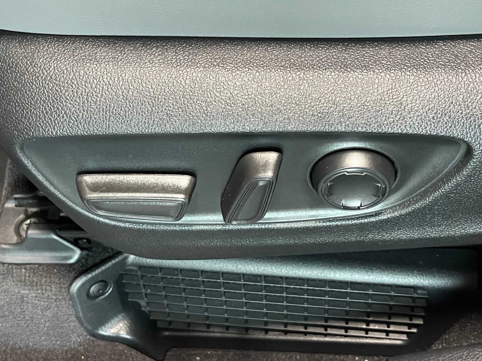 Used 2025 Toyota Sienna XLE w/ XLE Plus Package AWD/4WD image 17