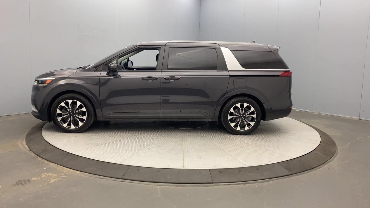 Used 2024 Kia Carnival EX FWD image 2