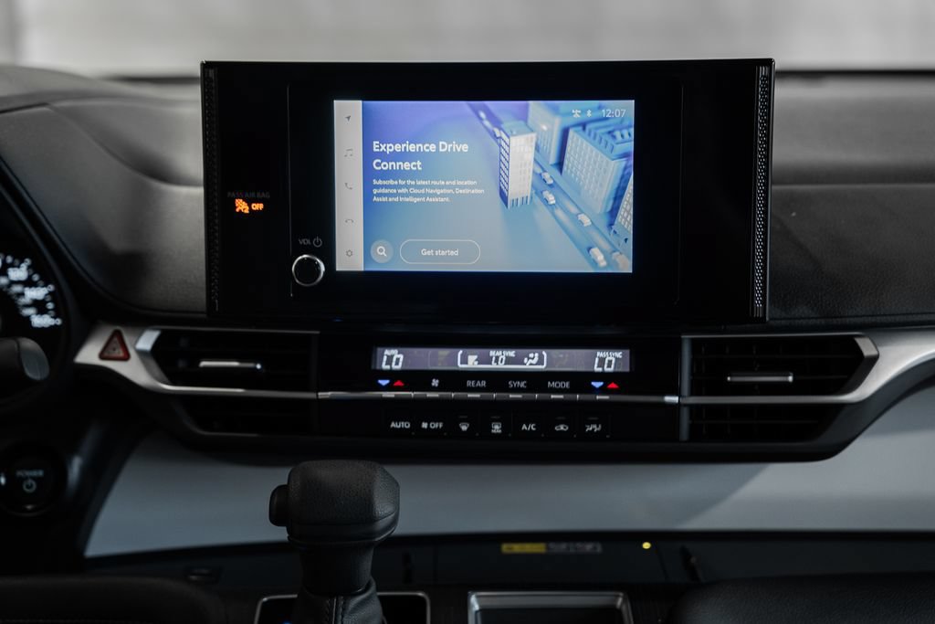 Used 2025 Toyota Sienna LE FWD image 19