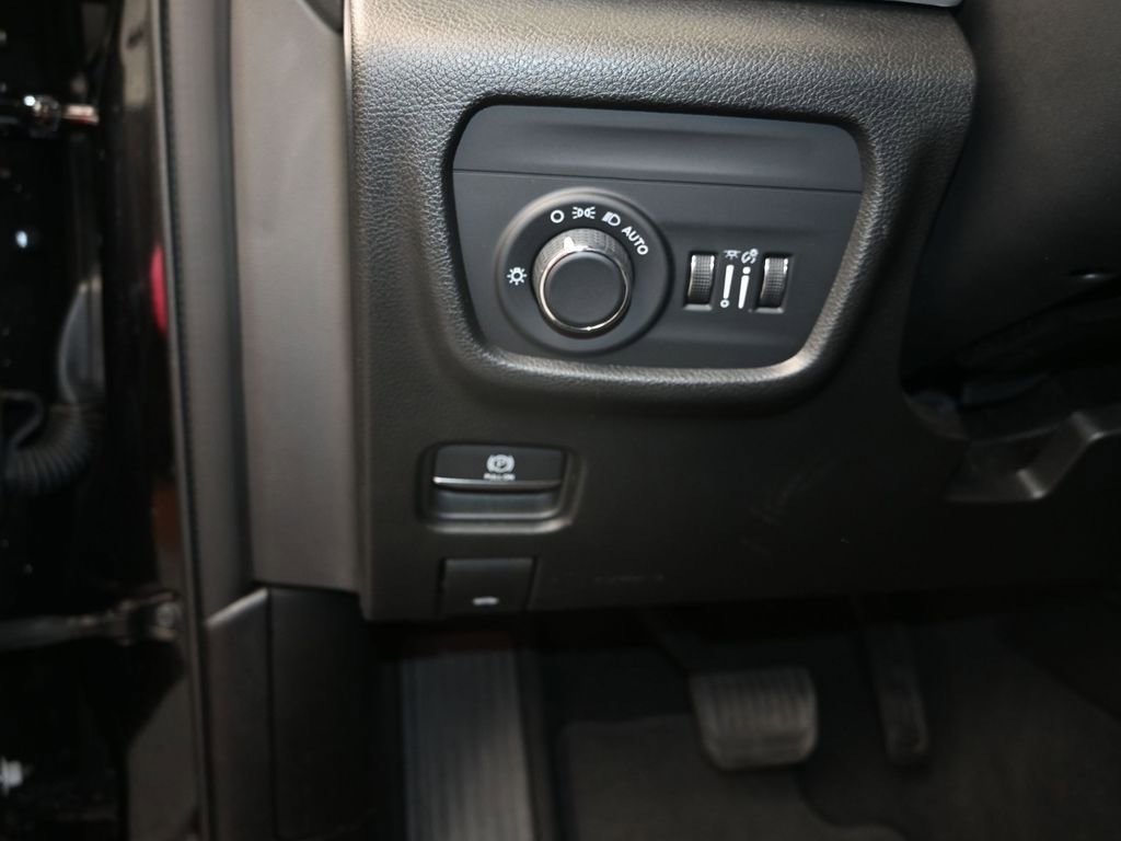 Used 2022 Jeep Grand Cherokee Altitude AWD/4WD image 12