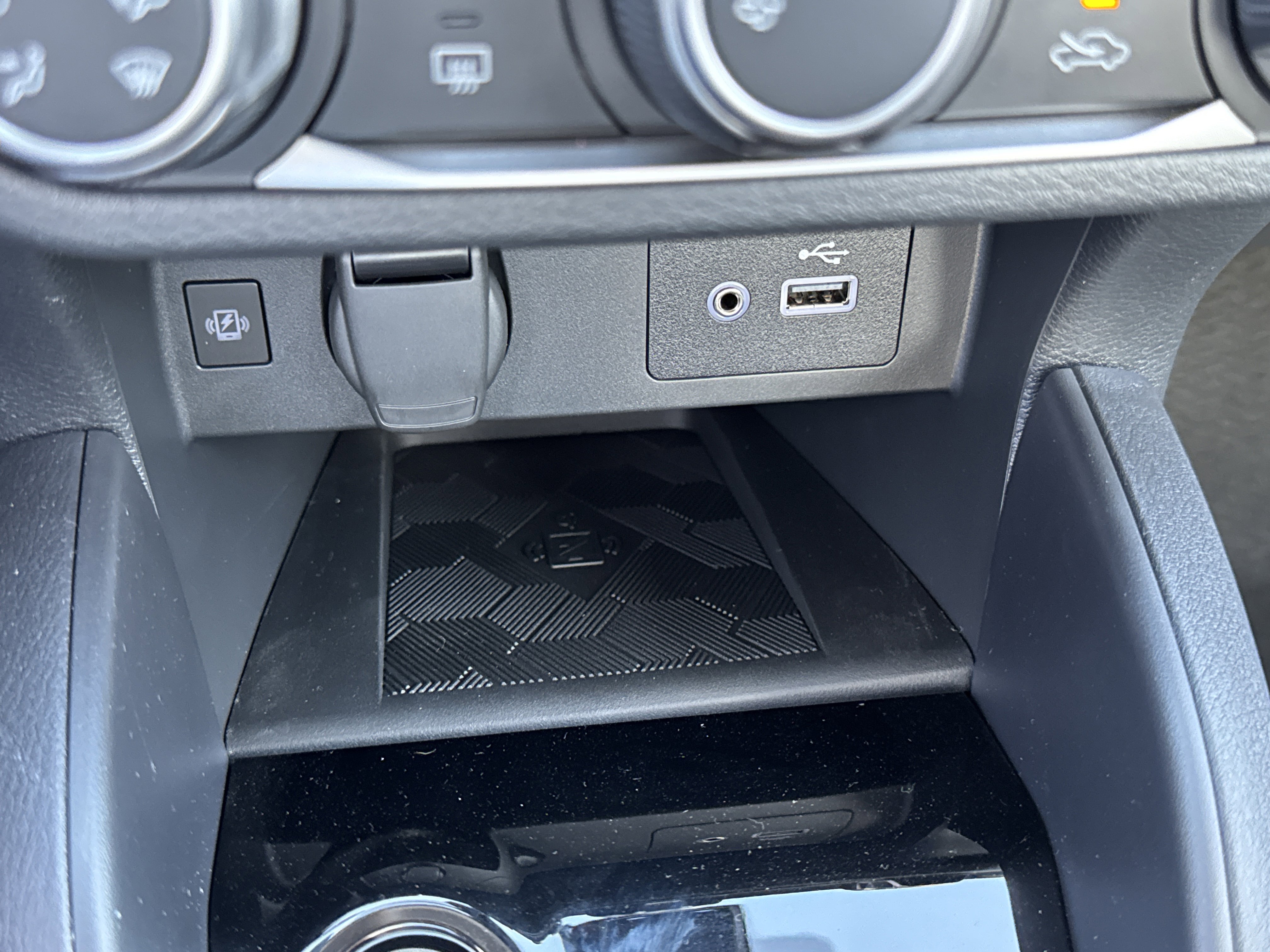 Used 2025 Nissan Versa SV w/ Trunk Package image 24