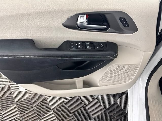 Used 2020 Chrysler Pacifica Touring-L Plus w/ Tire & Wheel Group FWD image 20