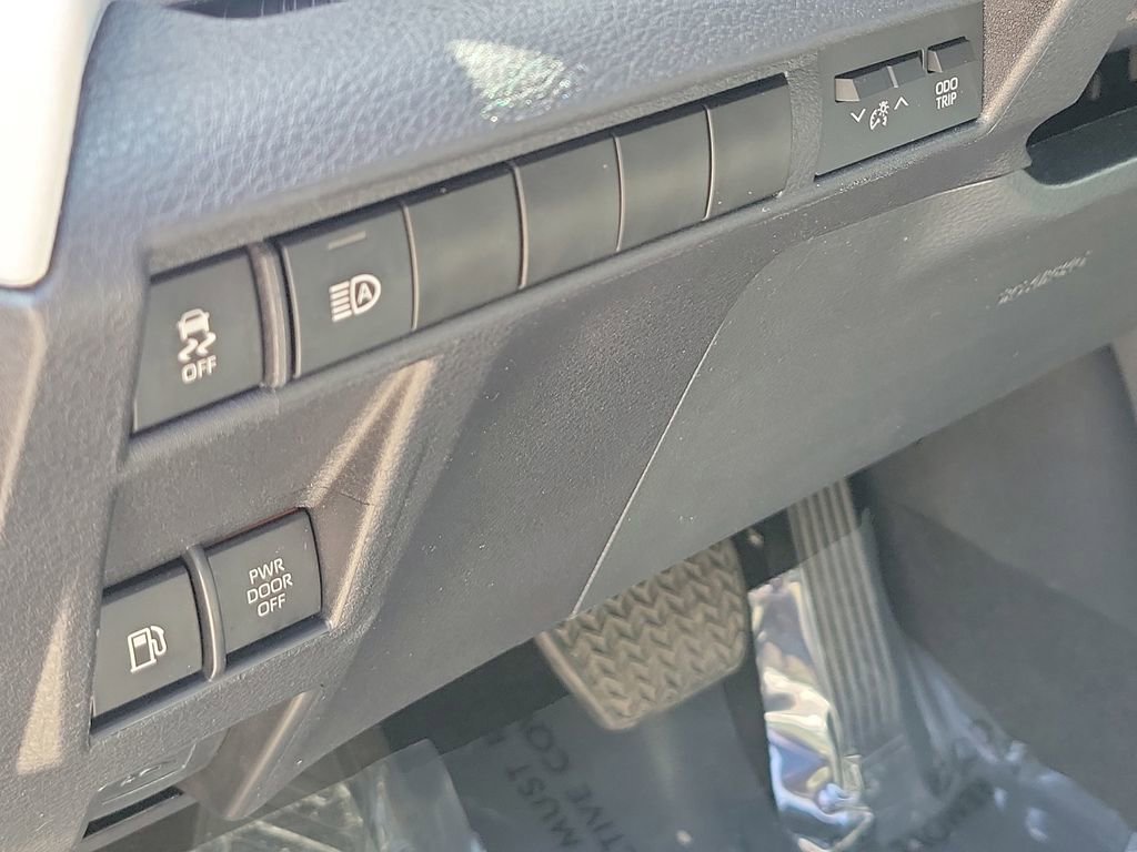 Used 2025 Toyota Sienna XLE FWD image 24