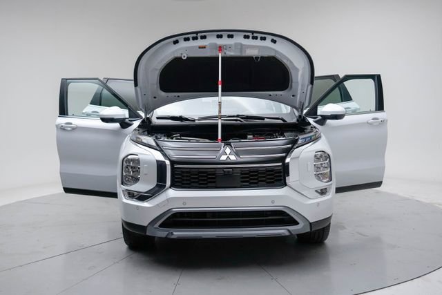 Used 2025 Mitsubishi Outlander SE image 17