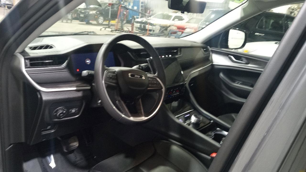 Used 2023 Jeep Grand Cherokee Limited w/ Luxury Tech Group II image 10