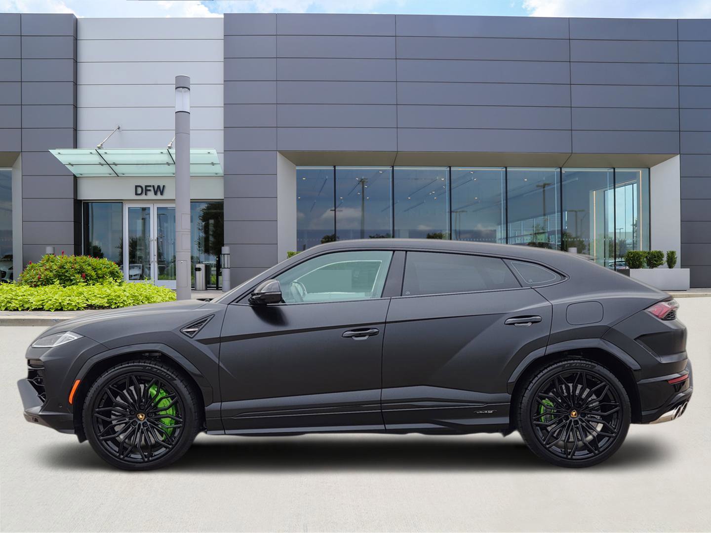 Used 2025 Lamborghini Urus SE image 3