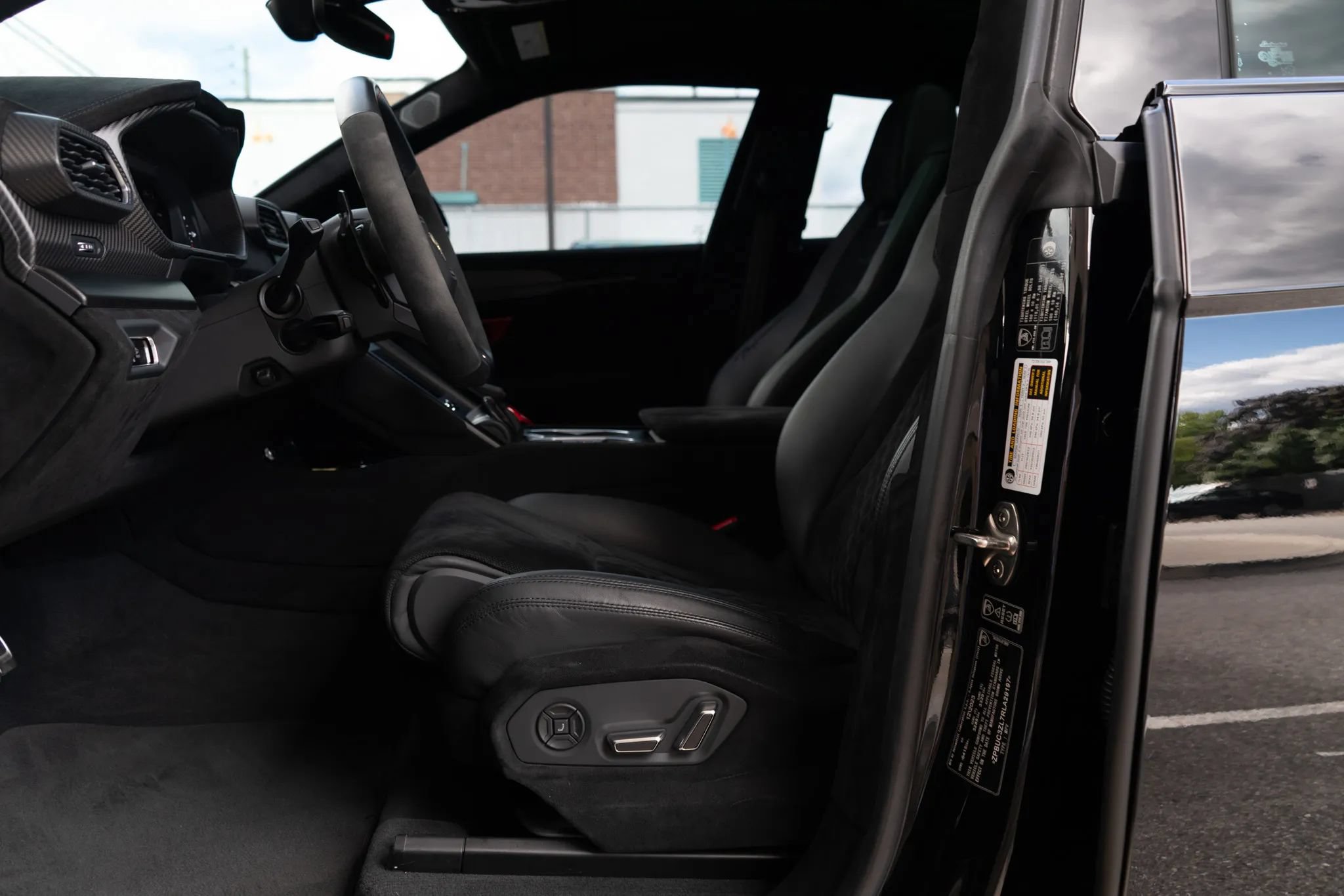 Used 2024 Lamborghini Urus Performante AWD/4WD image 14