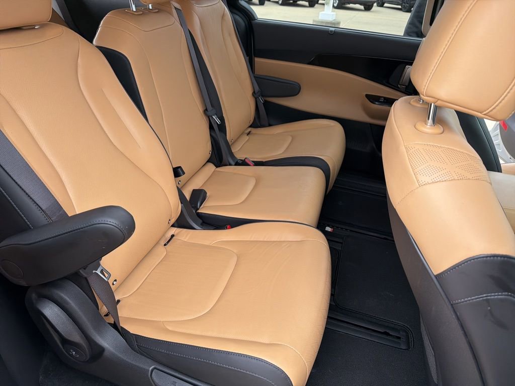 Used 2024 Kia Carnival EX image 21