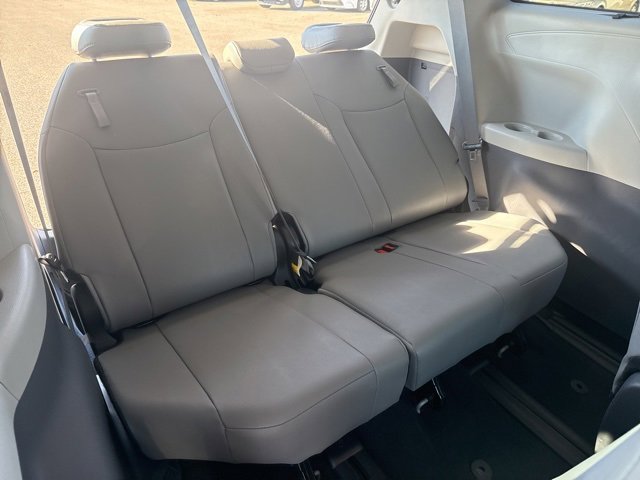 Used 2023 Toyota Sienna Limited image 13