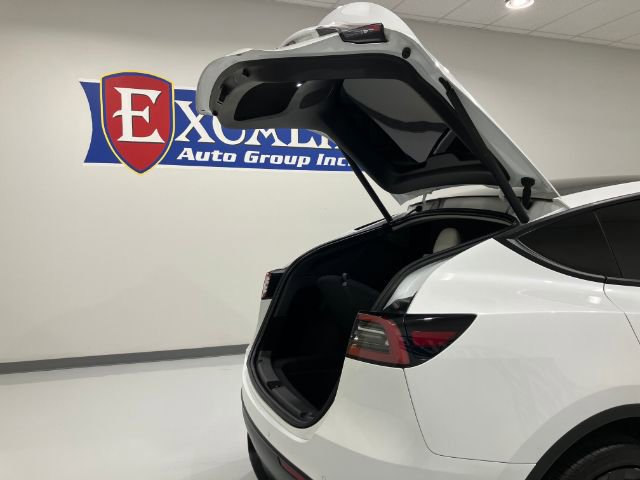 Used 2022 Tesla Model Y Long Range image 32