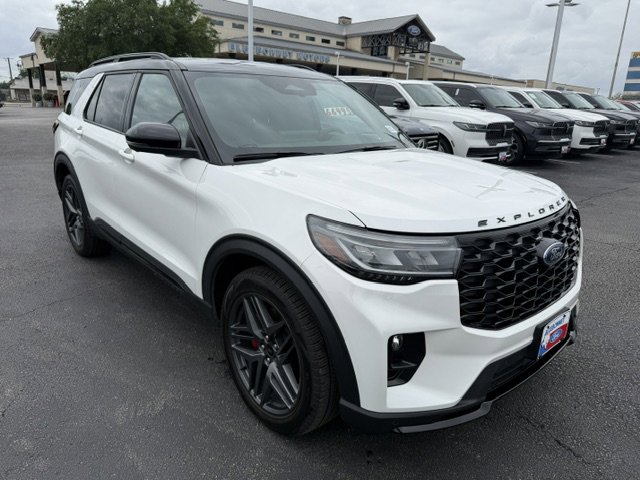Used 2025 Ford Explorer ST image 4