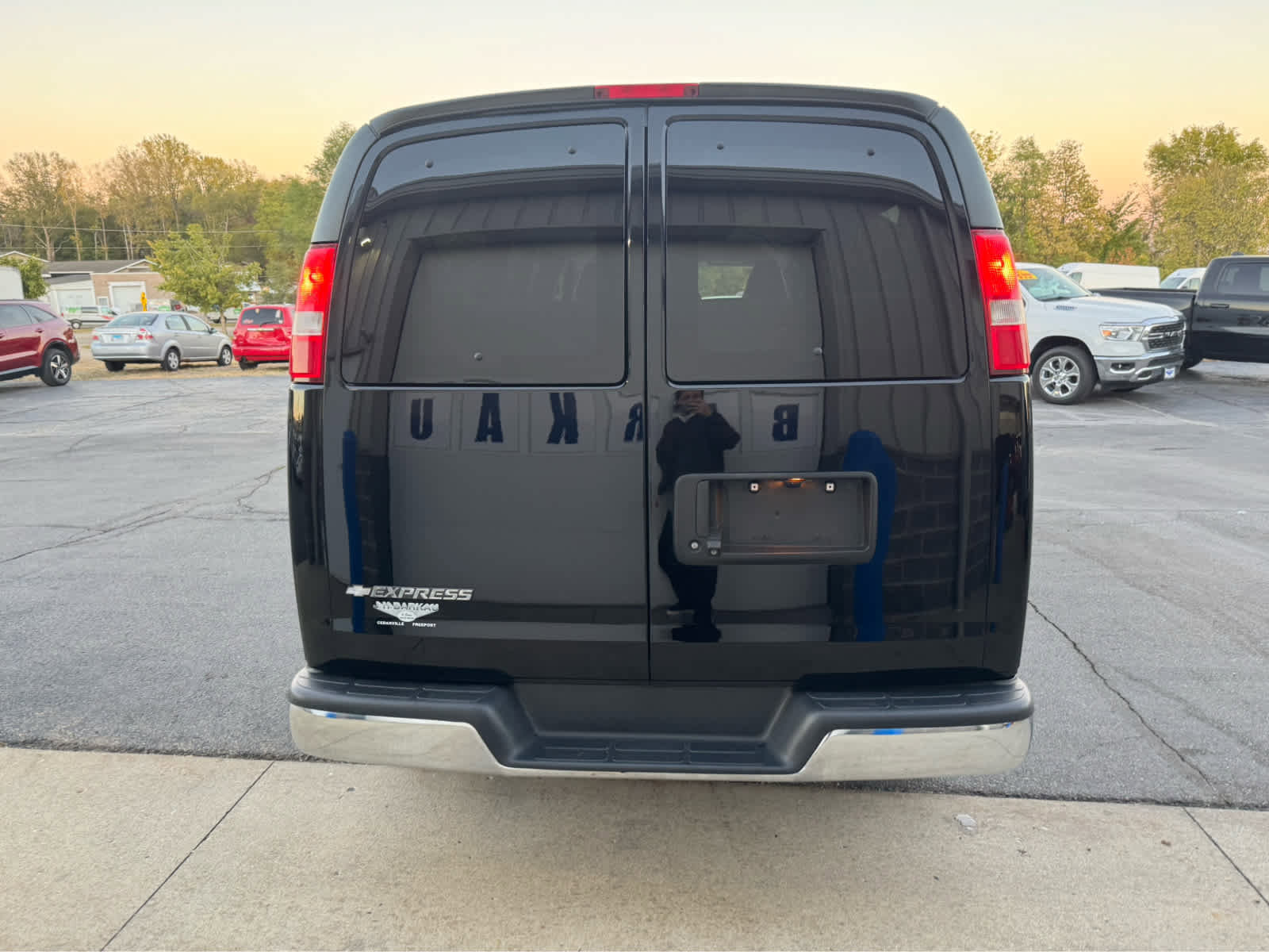 Used 2017 Chevrolet Express 3500 LT w/ LT Preferred Equipment Group RWD image 4