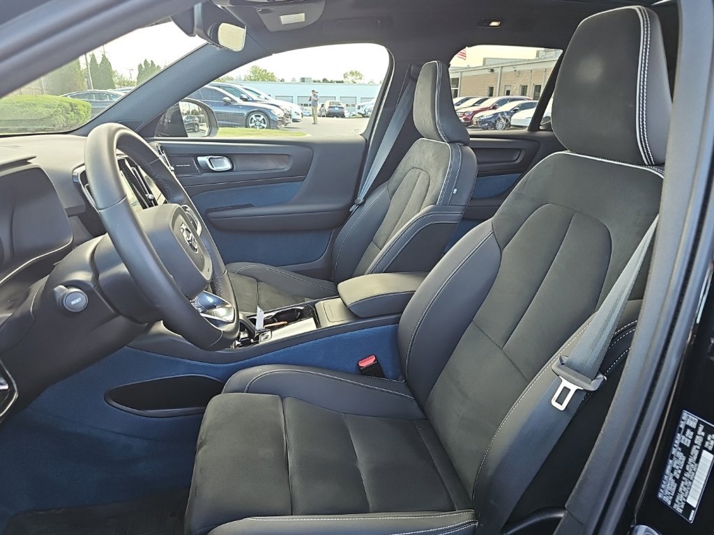 Used 2023 Volvo XC40 Recharge Ultimate w/ Protection Package Premier AWD/4WD image 3