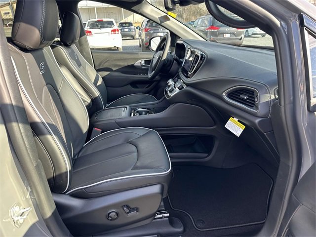 New 2025 Chrysler Pacifica Limited w/ Uconnect Theater Family Group image 17