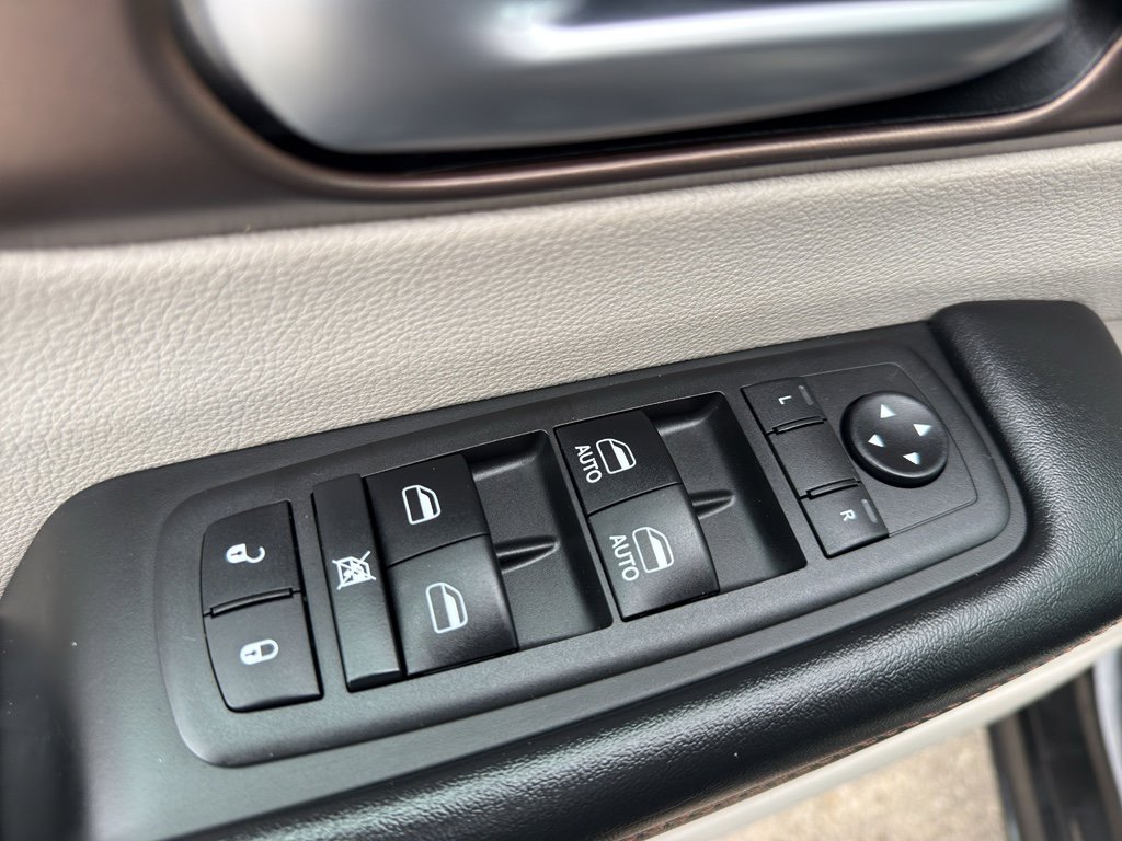 Used 2018 Chrysler Pacifica Touring-L image 11