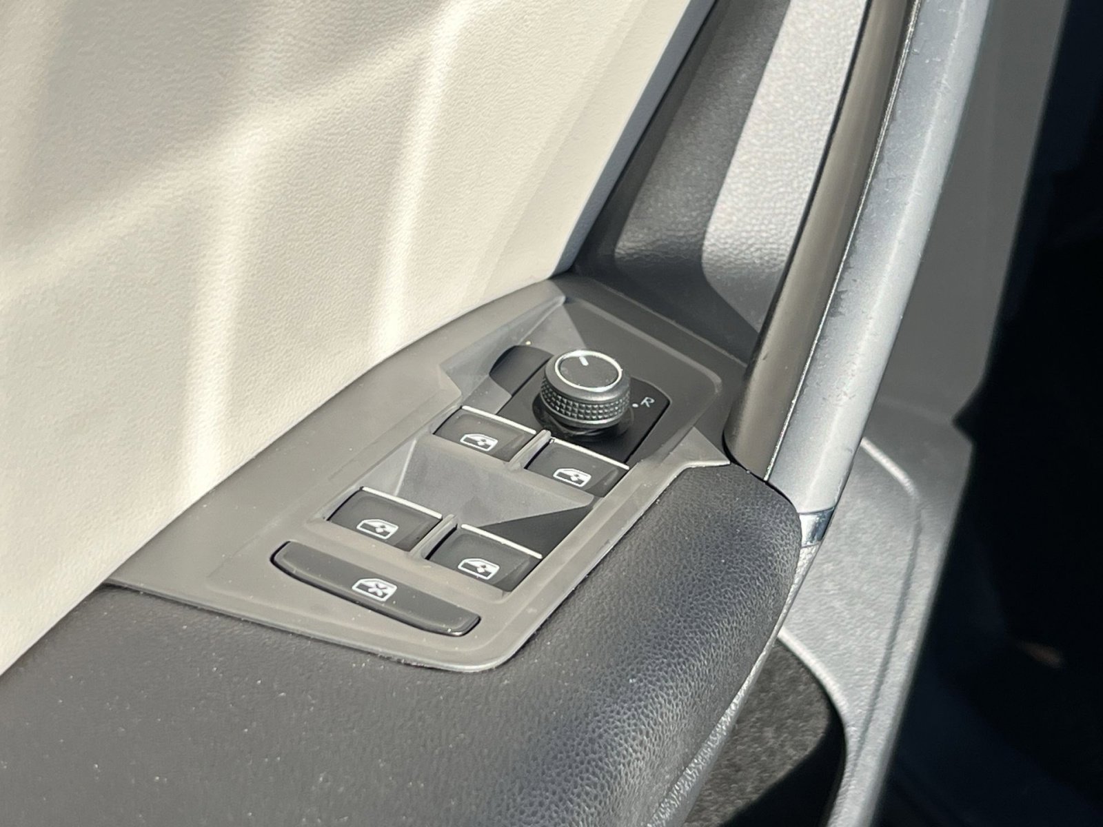 Used 2018 Volkswagen Tiguan SE image 16