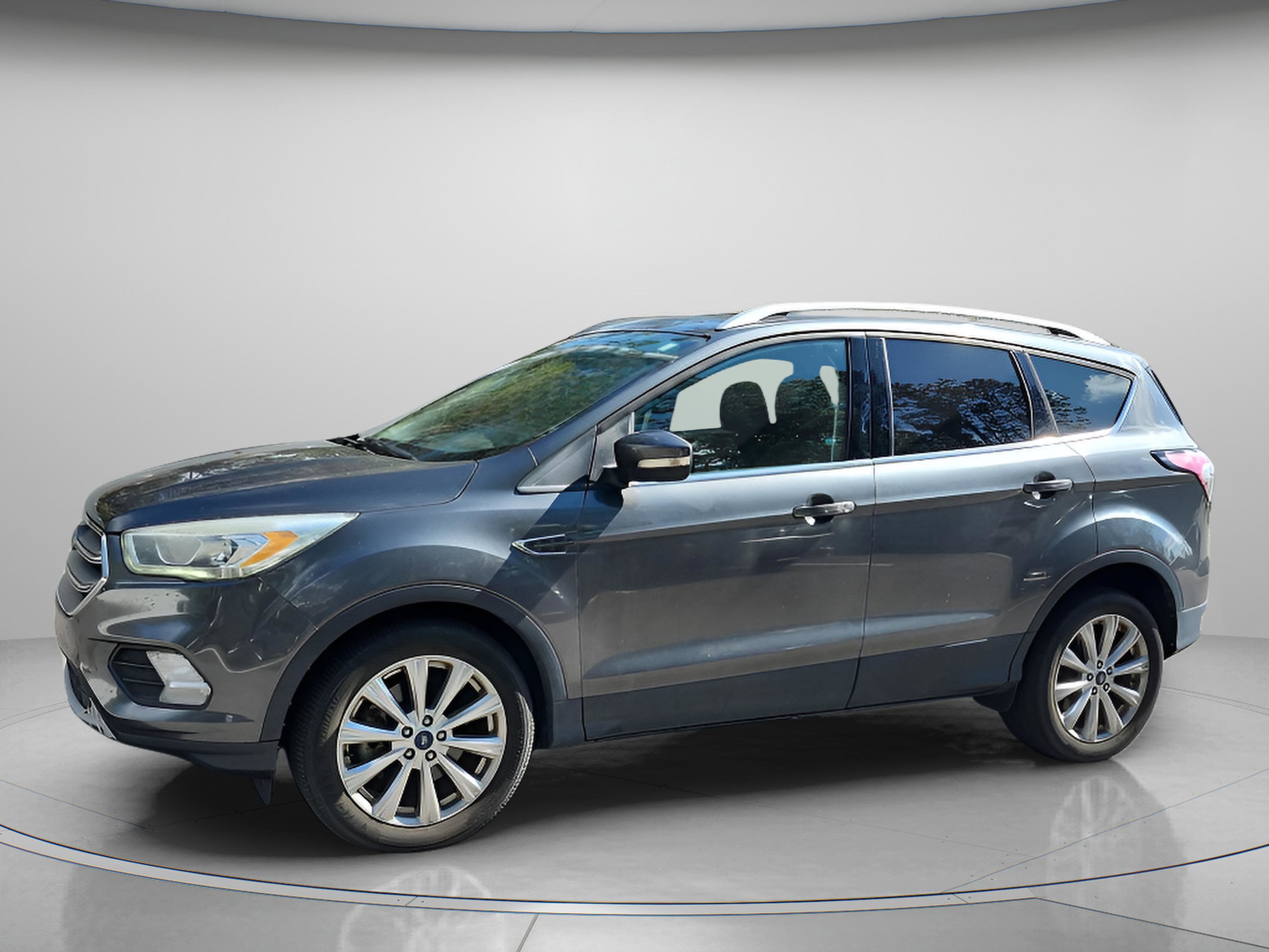 Used 2017 Ford Escape Titanium image 2