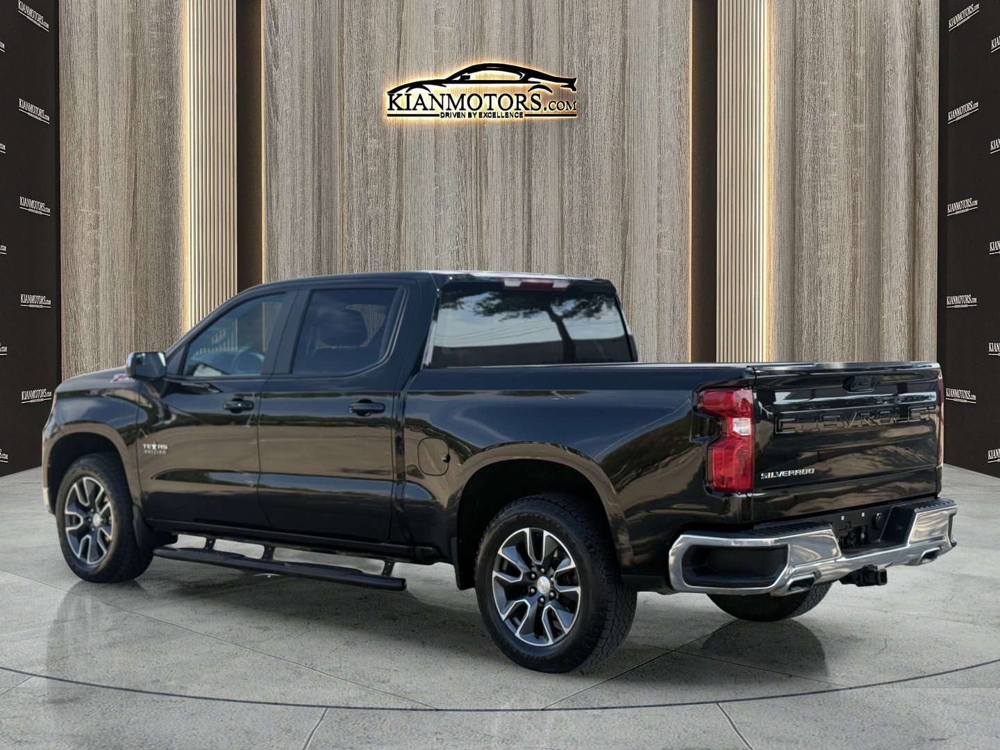 Used 2023 Chevrolet Silverado 1500 LT w/ Z71 Off-Road Package AWD/4WD image 5