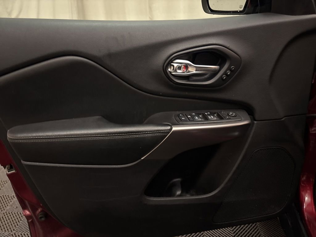 Used 2019 Jeep Cherokee Limited AWD/4WD image 10