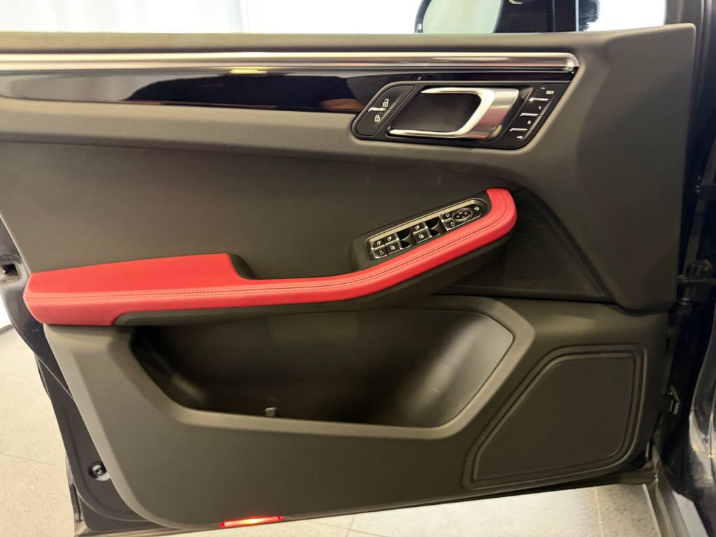 Certified 2023 Porsche Macan AWD/4WD image 15
