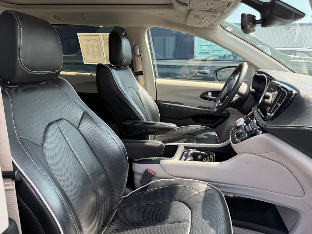 Used 2024 Chrysler Pacifica Limited FWD image 8