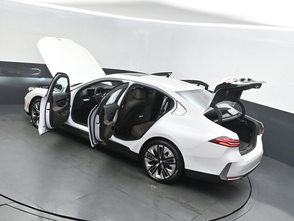 New 2026 BMW 530i w/ Premium Package image 2