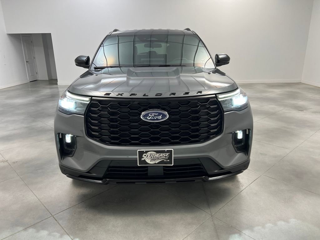 Used 2025 Ford Explorer ST-Line w/ ST-Line Street Pack image 2