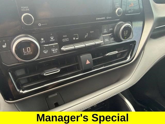 Used 2020 Toyota Highlander XLE AWD/4WD image 25