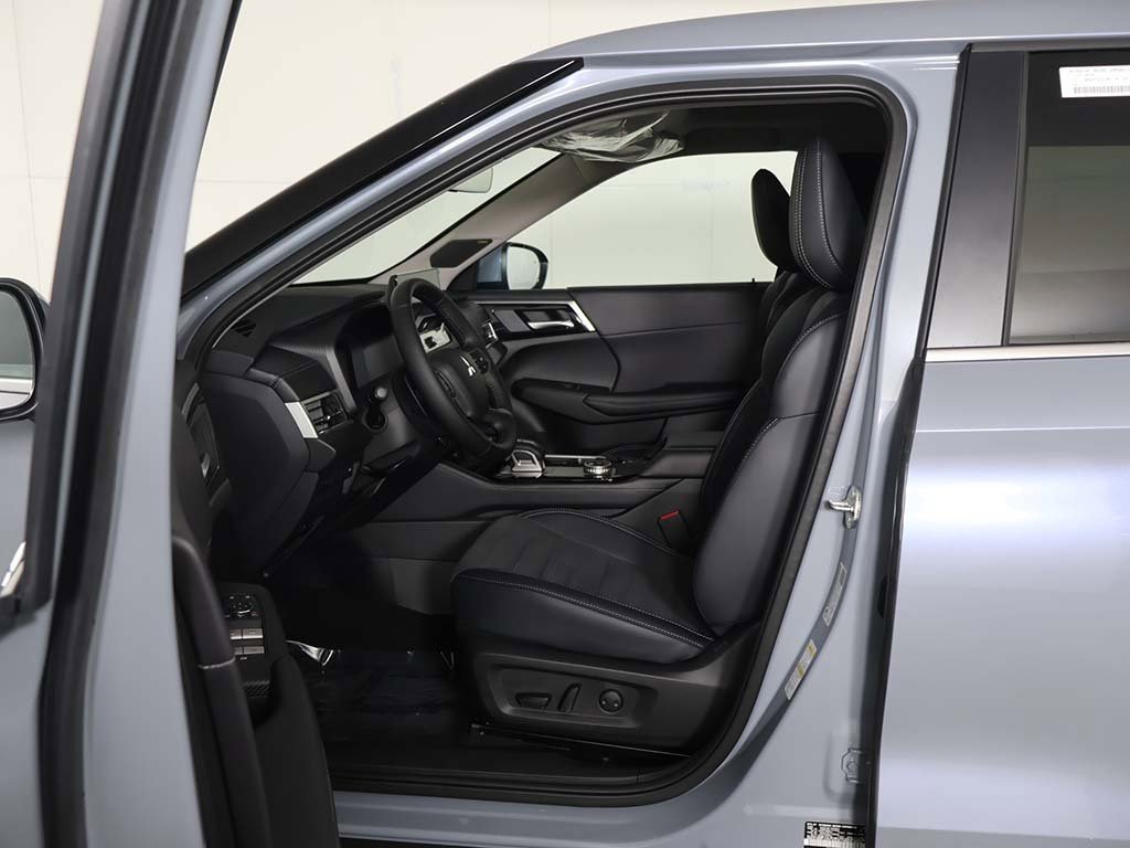 New 2025 Mitsubishi Outlander SE image 32