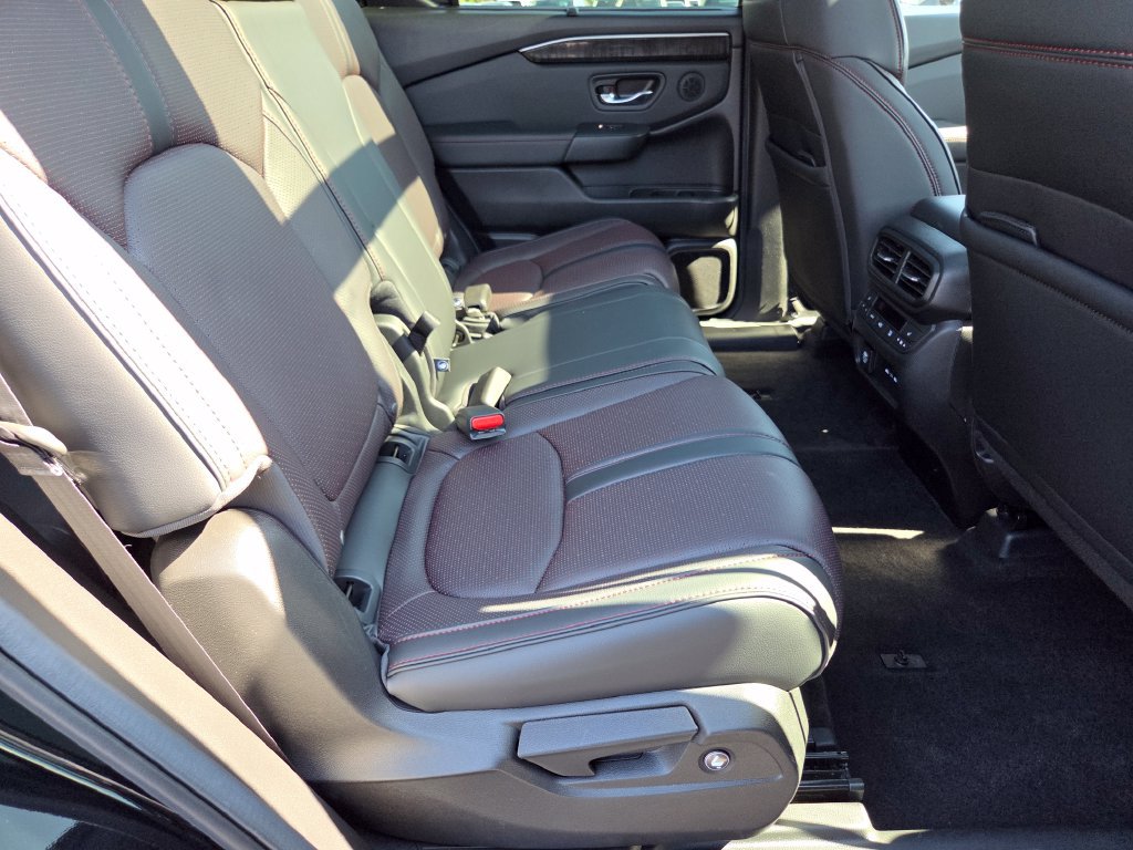 Certified 2025 Honda Pilot Black Edition image 32
