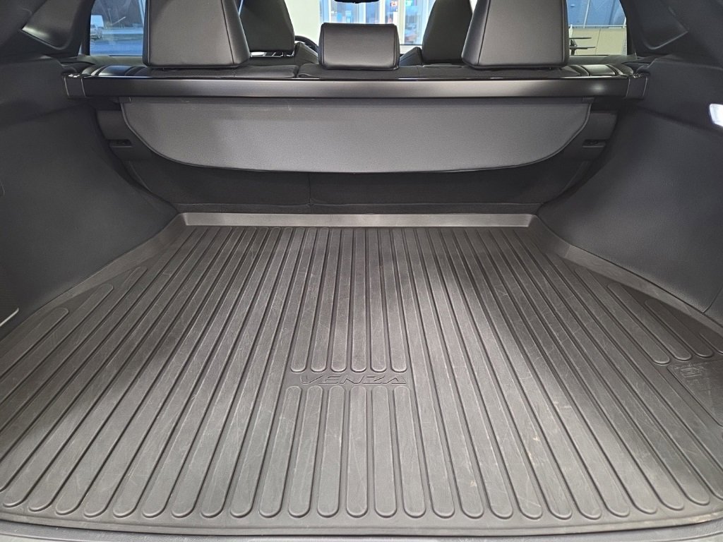 Used 2023 Toyota Venza Limited image 15