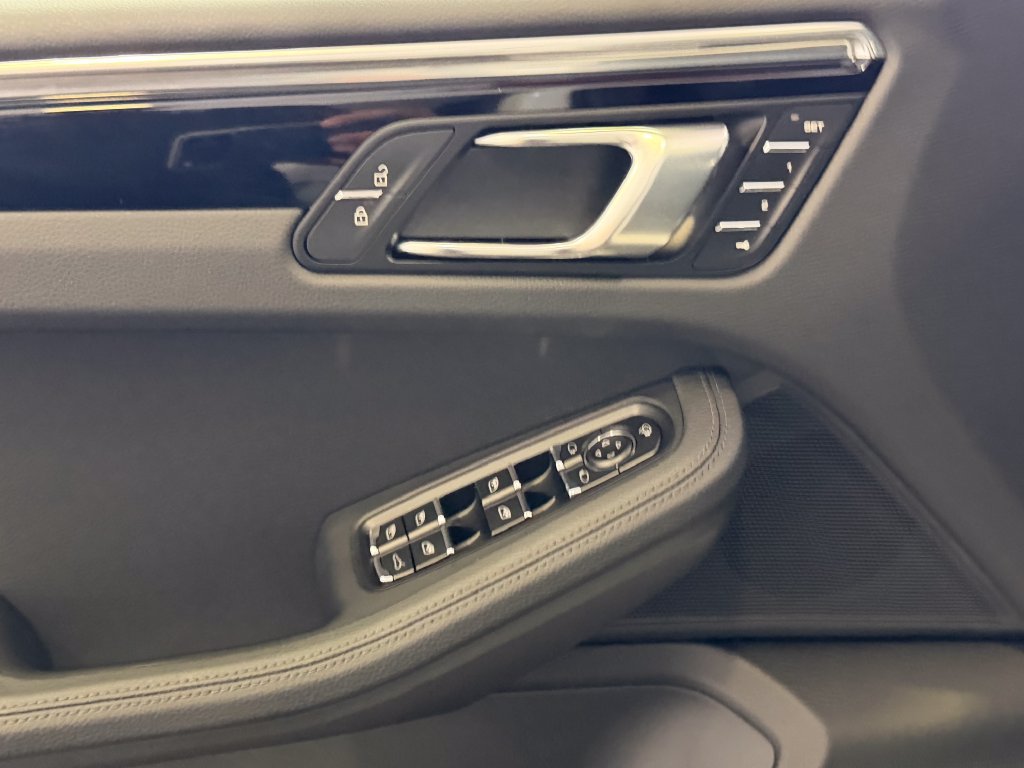 Certified 2026 Porsche Macan AWD/4WD image 14