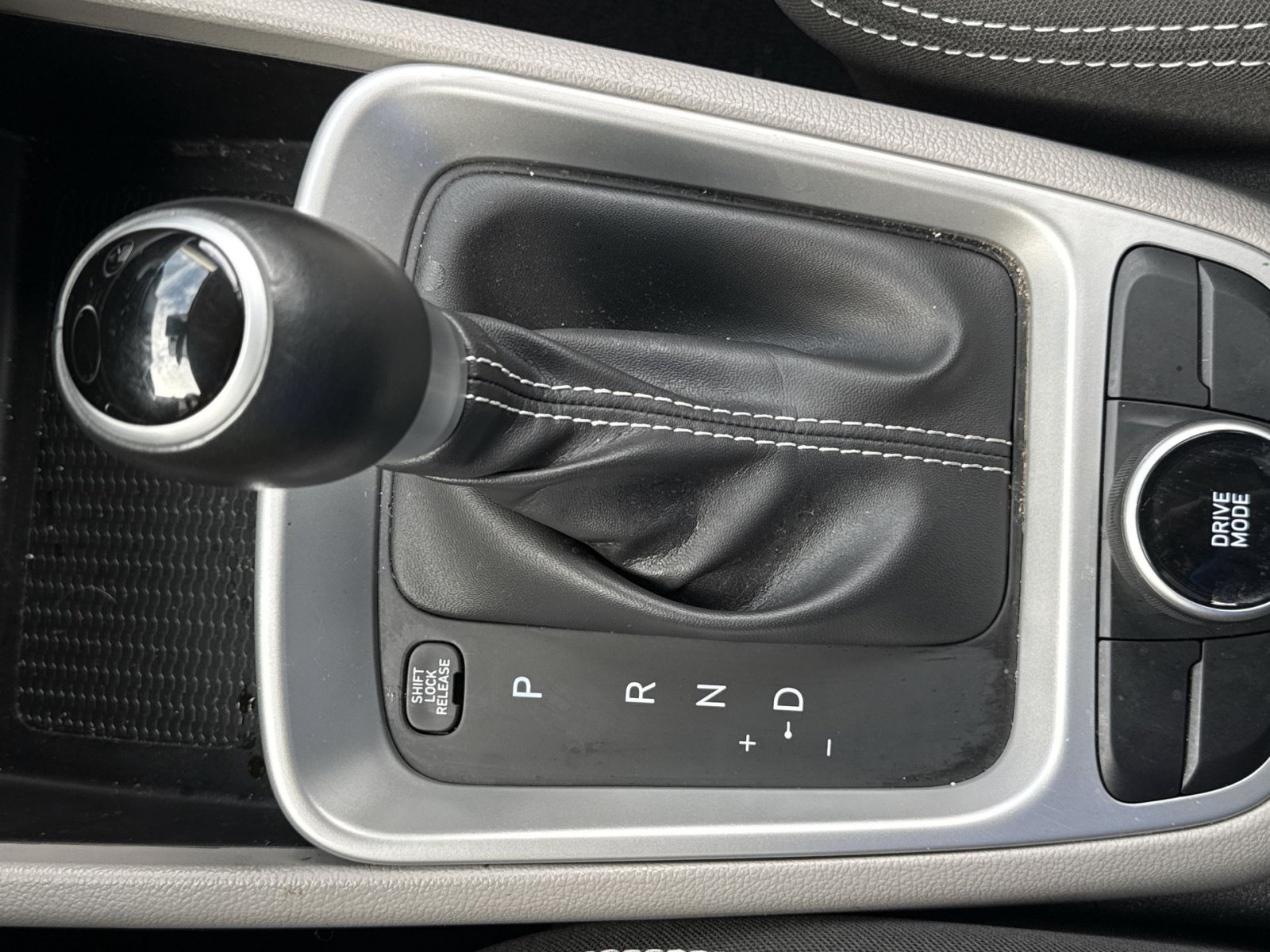 Certified 2024 Hyundai Venue SEL FWD image 20